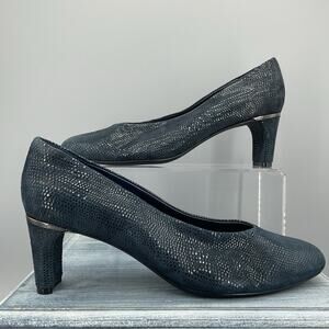 Vaneli Navy Textured Heels